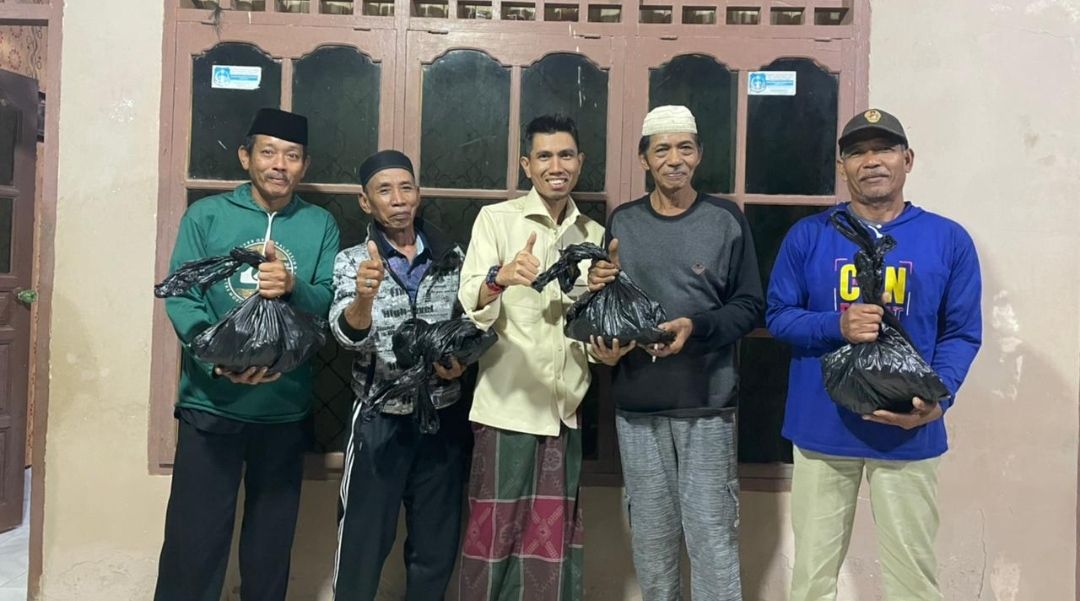 Anggota Komisi XI DPR RI, Bahtra Banong serahkan Sembako kepada konstituennya saat melakukan reses di Kabupaten Kolaka Timur. 