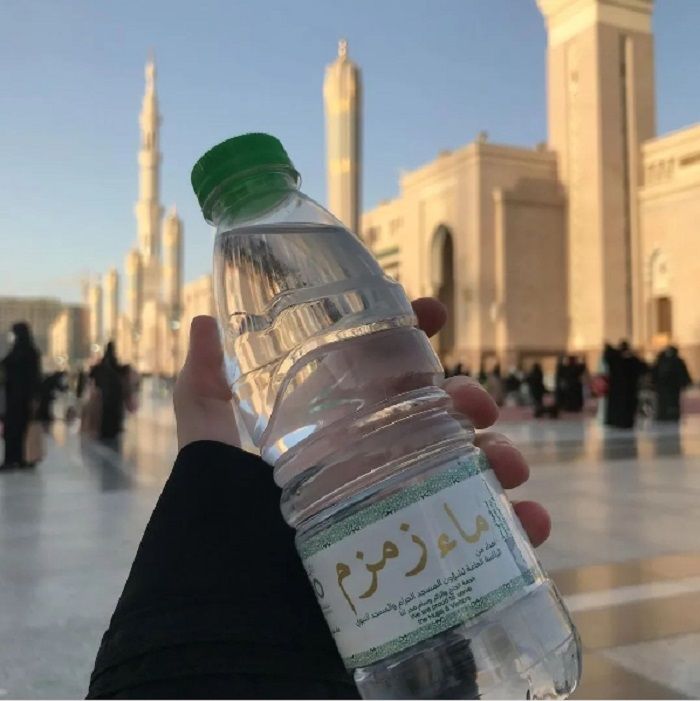 Ini Dia Keutamaan, Manfaat dan Doa Sebelum Minum Air Zamzam - Krjogja