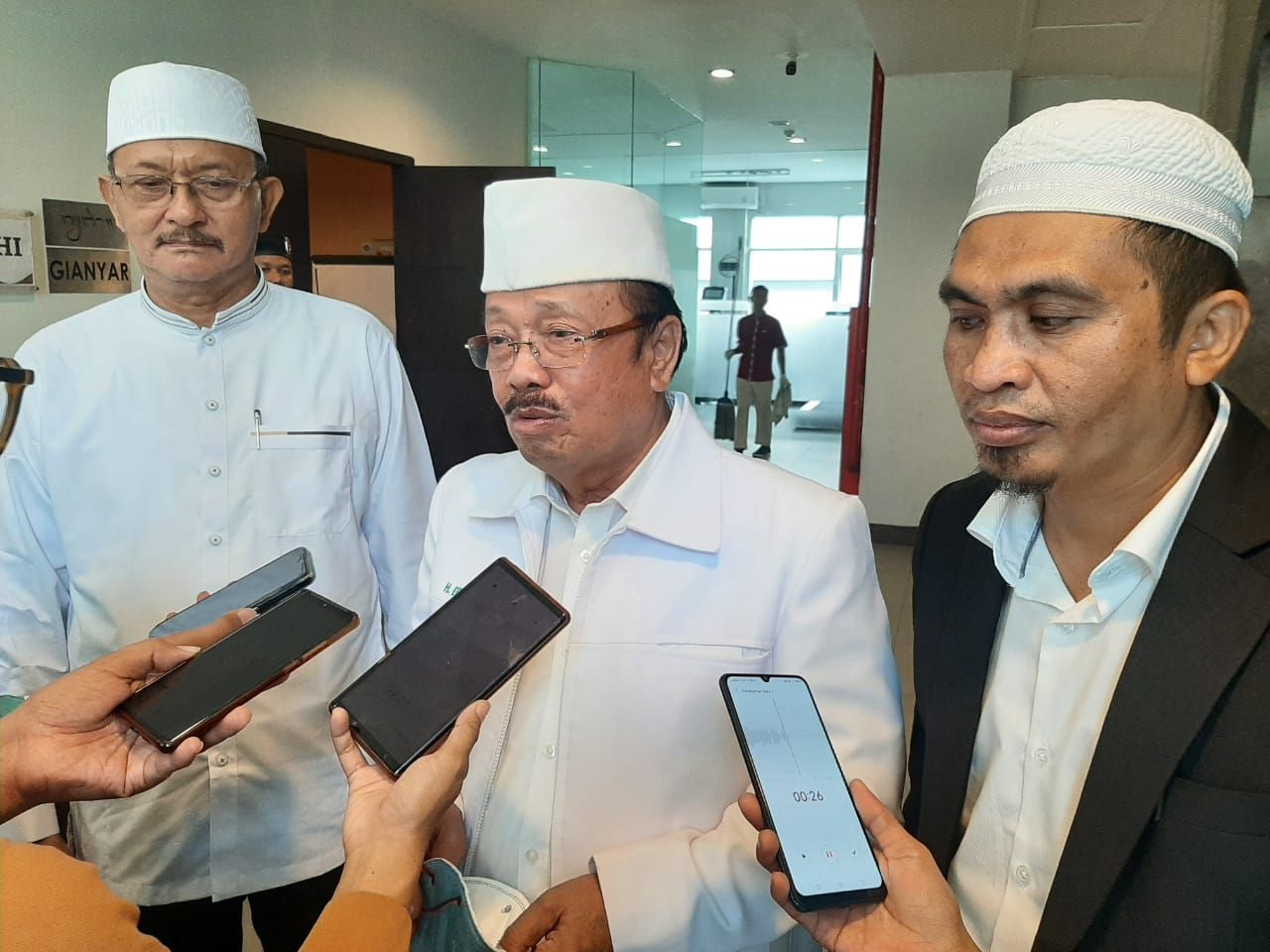 Ketua Umum IPHI Erman Soeparno (tengah) didampingi Ketua IPHI Bali terlilih H. Achmad Sunaryo (kanan) dan H. Syamsul Hadi (kiri). 
