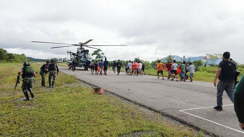 Aksi kekejaman Kelompok Kriminal Bersenjata (KKB) Nduga kepada warga sipil kembali terjadi di Kampung Nonggoloit, Distrik Kenyam, Kabupaten Nduga. Tampak aparat saat evakuais korban.