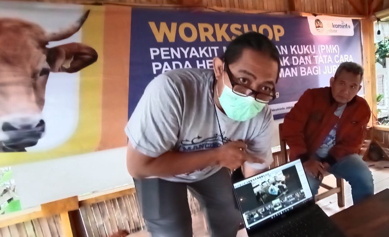 PEWARTA foto EPA, Bagus Indahono memaparkan protokol peliputan hewan ternak yang terpapar Penyakit Mulut dan Kuku (PMK), saat berlangsung Workshop PMK dan Tata Cara Peliputan Yang Aman Bagi Jurnalis, di Villa Ciwaru Indah, Ujungberung, Kota Bandung, Sabtu, 17 Juli 2022./Arsip JMI