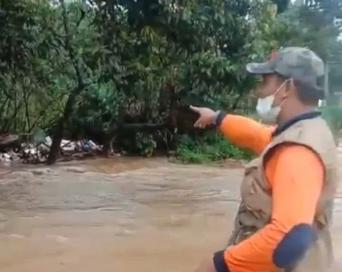 Petugas Dinas Sumber Daya Air, Bina Marga dan Bina Konstruksi (DSDABMBK) Tangsel menunjukkan tumpukan sampah yang menghambat aliran air Kali Angke yang menyebabkan banjir di kawasan Villa Pamulang.
