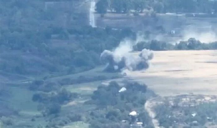 Tentara Ukraina berhasil meledakkan tank baja Rusia dalam pertempuran di Verkhnokamianka, Luhansk.*  