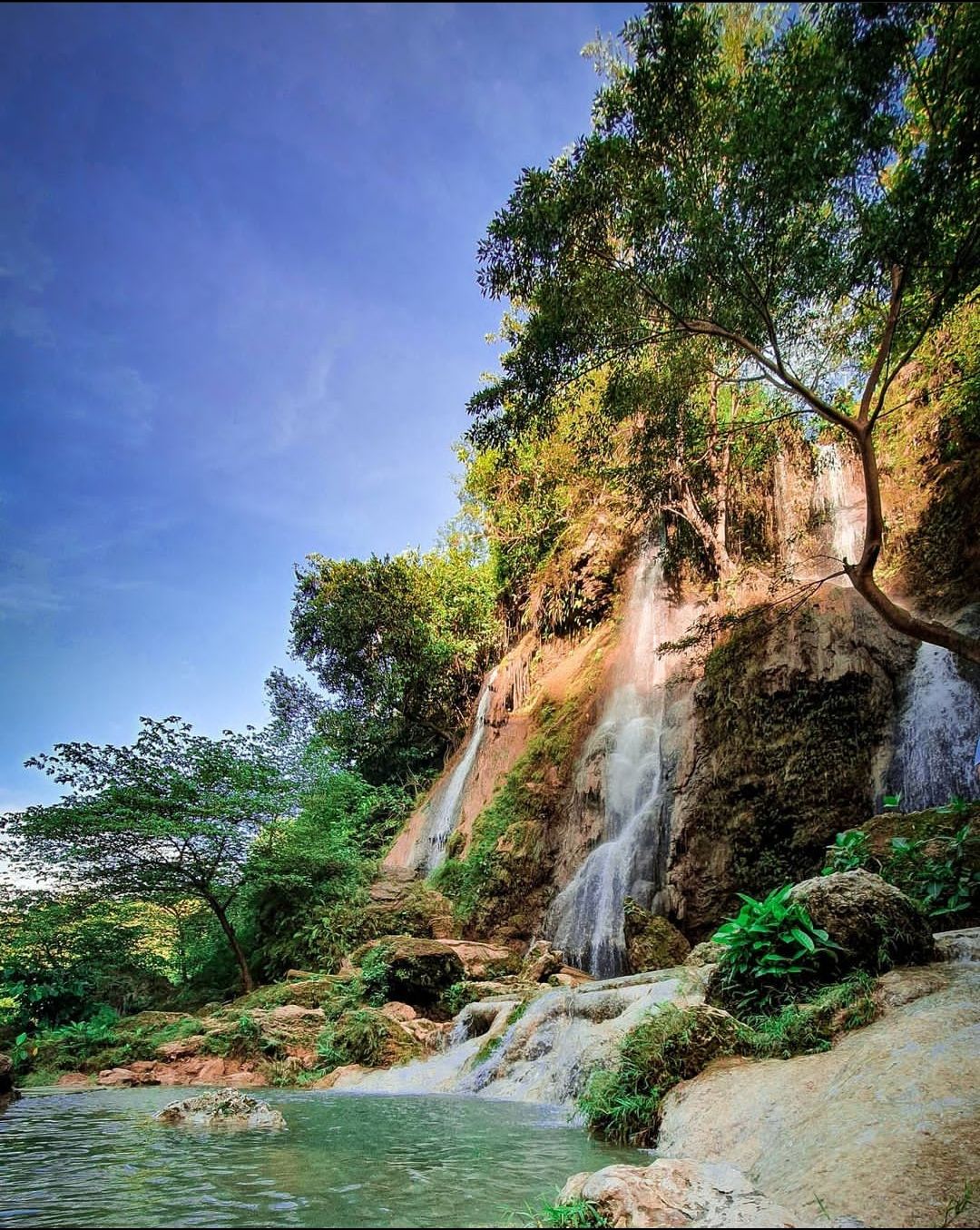 Tempat wisata Air Terjun Sri Gethuk miliki aliran air yang bersih dan melewati bebatuan yang tersusun indah