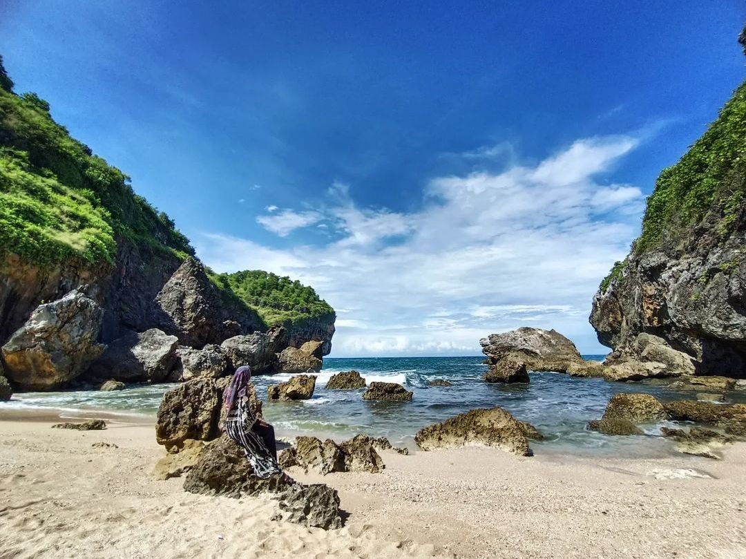 Pantai Wohkudu, destinsi wisata di Yogyakarta yang asri. 7 Destinasi Wisata Gunung Kidul dengan Pesona yang Memukau, Air Terjun Sri Gethuk hingga Pantai Wohkudu