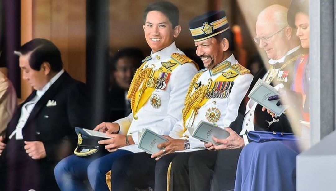Potret Sultan Hassanal Bolkiah dengam salah satu putranya Pangeran Abdul Mateen yang merupakan salah satu keturunan sultan Brunei dari total 12 anak
