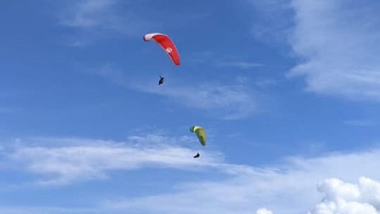 Atlet Paralayang Indonesia Hiasi Langit Trenggalek.