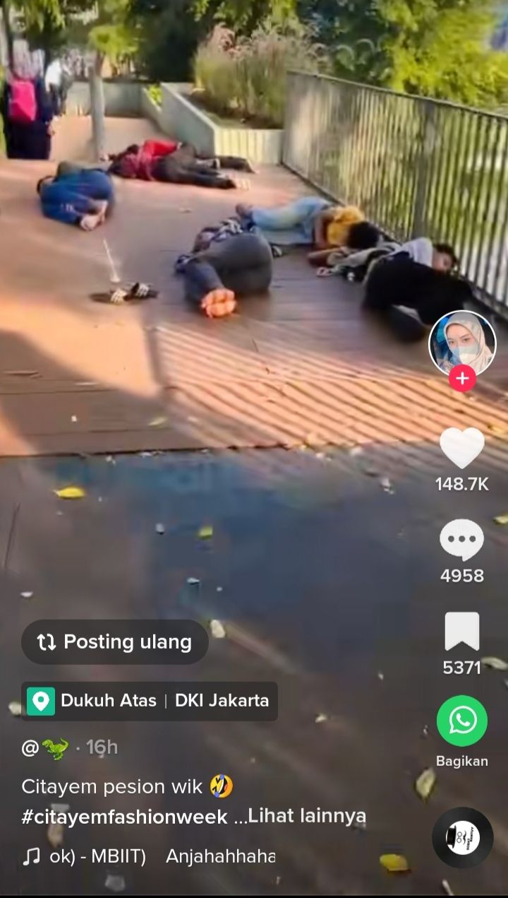 Cuplikan video kumpulan remaja diduga Citayam Fashion Week yang tertidur di jembatan.