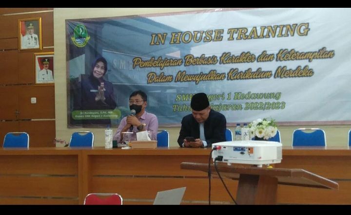 Kepala KCD X, H Ambar Triwidodo saat membuka In House Training di SMKN Kedawung, Sementara di dampingi Ketua MKPS H Suandi yang menjadi pemateri pada acara tersebut/ andik SC PRMN