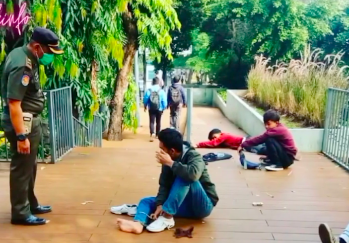 Petugas Satpol PP DKI Jakarta membubarkan remaja Citayam Fashion Week yang tidur dipinggir jembatan.