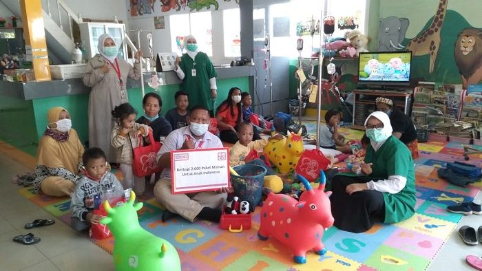 Ribuan Paket Mainan dibagikan kepada anak anak di seluruh Indonesia termasuk di Pontianak