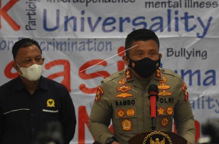 Mantan Kepala Divisi Propam Polri Irjen Pol Ferdy Sambo (kanan) bersama Komisioner Komnas HAM Mohammad Choirul Anam (kiri) menyampaikan keterangan pers di Kantor Komnas HAM, Menteng, Jakarta Pusat, Senin (19/10/2021). 