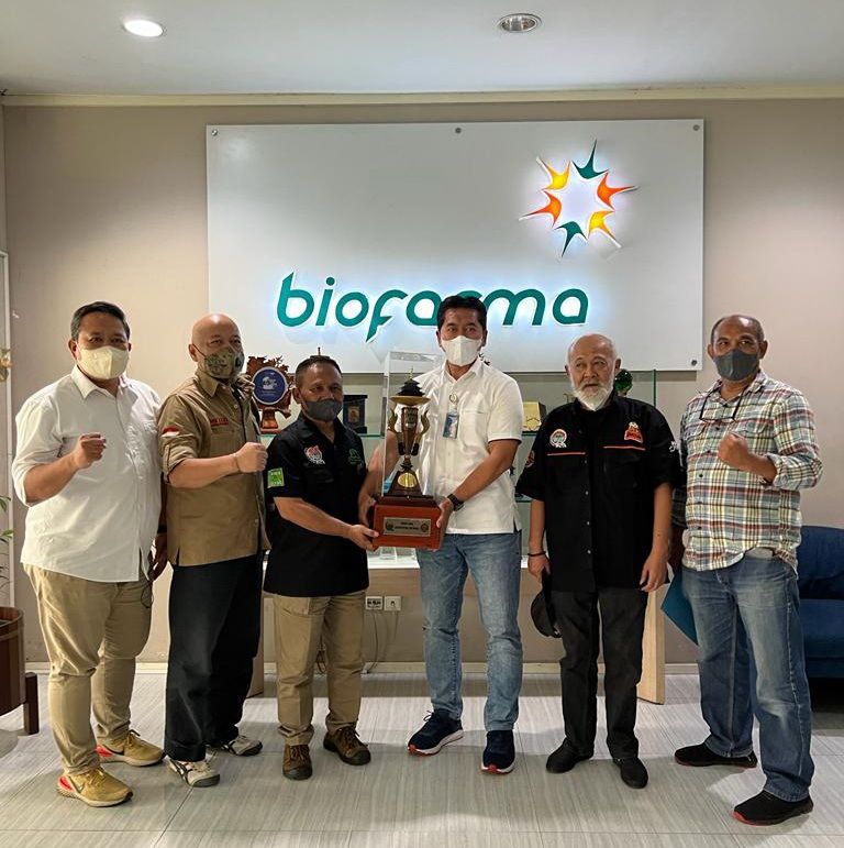 Piala Bergilir Gubernur Jabar untuk penyelenggaraan WJAOR diserahterimakan dari juara bertahan 2019 Tim Bio Farma kepada PJB sebagai penyelenggara WJAOR XXI-2022. 
