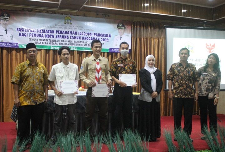 Pemberian penghargaan atau sertifikat kepada sejumlah pemuda dalam kegiatan penanaman Ideologi Pancasila.