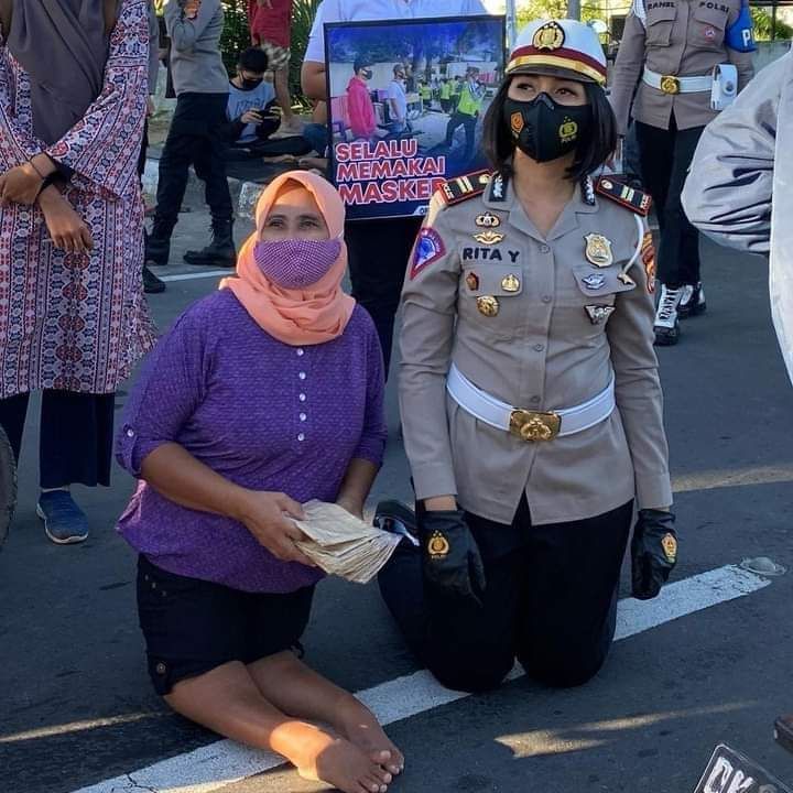 Iptu Rita Yuliana, S.I.K, MM Kasat Lantas Polres Lombok Barat bersama penyandang disabilitas membagikan masker dijalan. / 