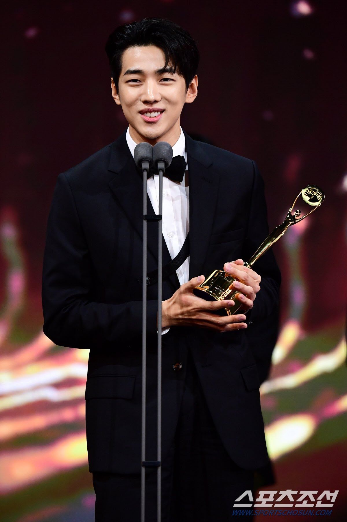 Penghargaan Popularitas TIRTIR — Kang Daniel, Lee Yong Jin, Han Hyo Joo, Jung Hae In, Jaechan DKZ, Park Seoham