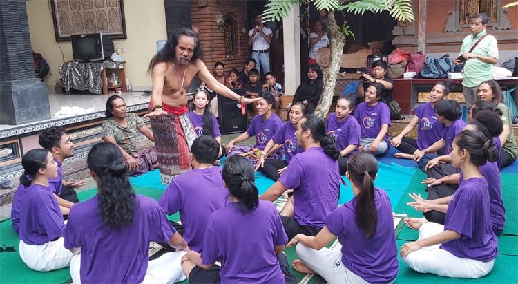 Maestro tari kecak I Ketut Rina memberikan workshop di Sanggar Cak rina kepada 18 koreografer peserta Temu Seni Tari di Ubud, Kamis 21 Juli 2022.