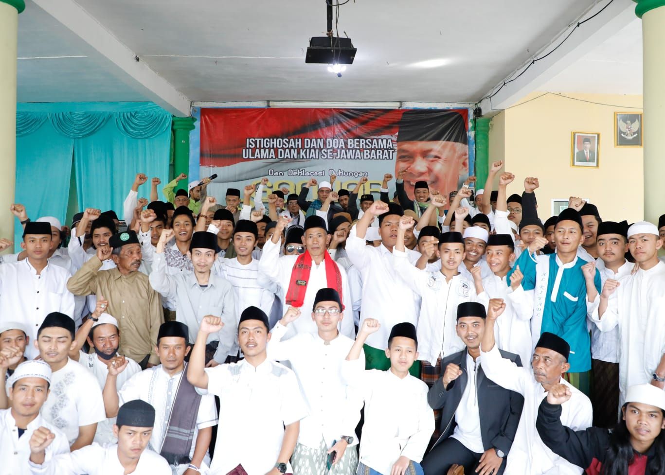 Ulama dan Kiai di Jawa Barat mendeklarasikan dukungan kepada Ganjar Pranowo untuk menjadi Presiden Indonesia periode 2024-2029, di Aula Pondok Pesantren (Ponpes) Al-Riyadl, Cipanas, Kabupaten Cianjur, Jawa Barat./dok. IST