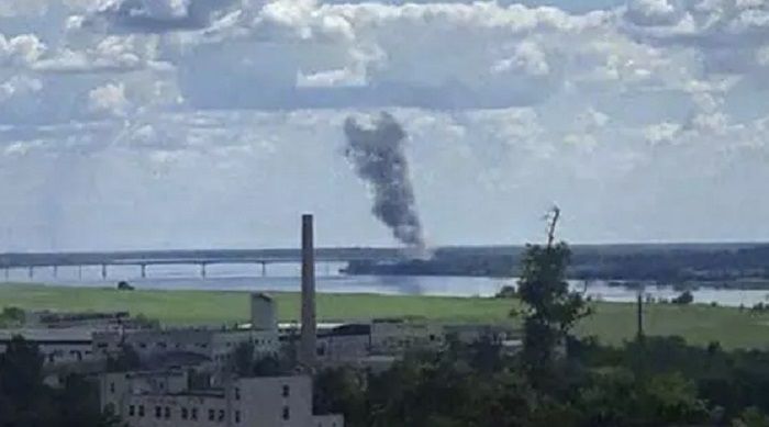 Kepulan asap akibat ledakan roket yang merusak Jembatan Antonovsky, Kota Kherson.*  