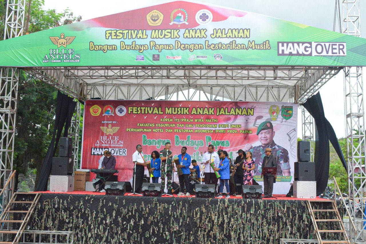 Festival Musik Anak Jalanan (FMAJ) secara resmi dibuka oleh Danrem 172/PWY Brigjen TNI J.O Sembiring, didampingi Wakil Rektor IV Uncen, Dekan FKIP Uncen