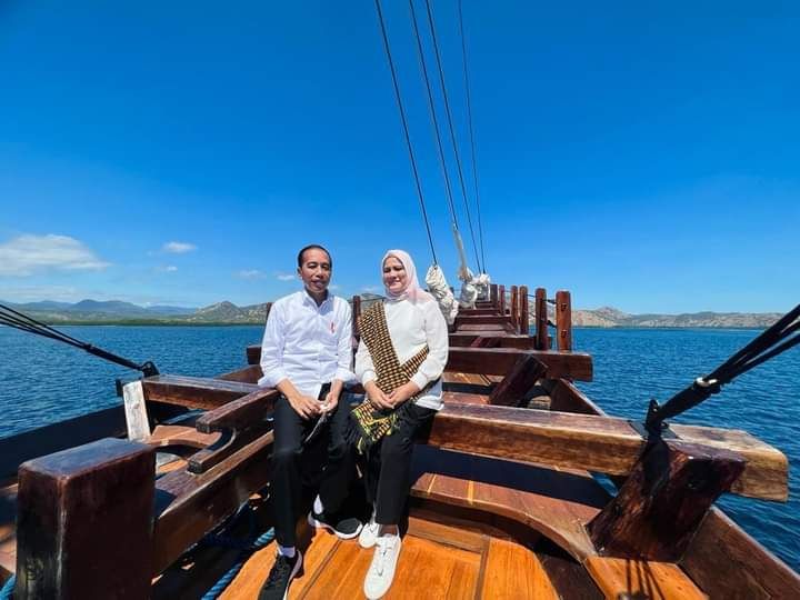Presiden Jokowi bersama Ibu Iriana Saat dalam perjalanan menuju Pulau Rinca, Kamis 21 Juli 2022