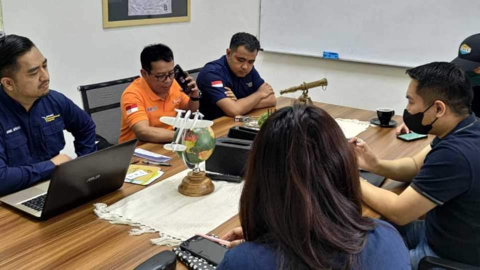 Manager Business & Development PT Pindad International Logistic Arie Afriyan Dimyati bersama Tim.