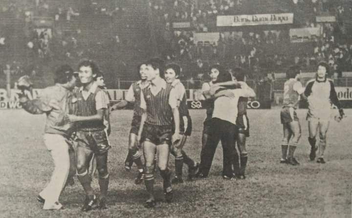 Pemain PSMS Medan merayakan juara Divisi Utama 1983 di lapangan usai mengalahkan Persib Bandung 3-2 di final yang berlangsung di Stadion Senayan