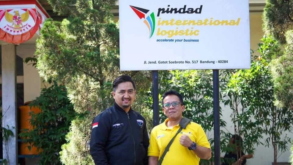 Manager Business & Development PT Pindad International Logistic Arie Afriyan Dimyati bersama Supervisor Pindad International Store Herman Husin.