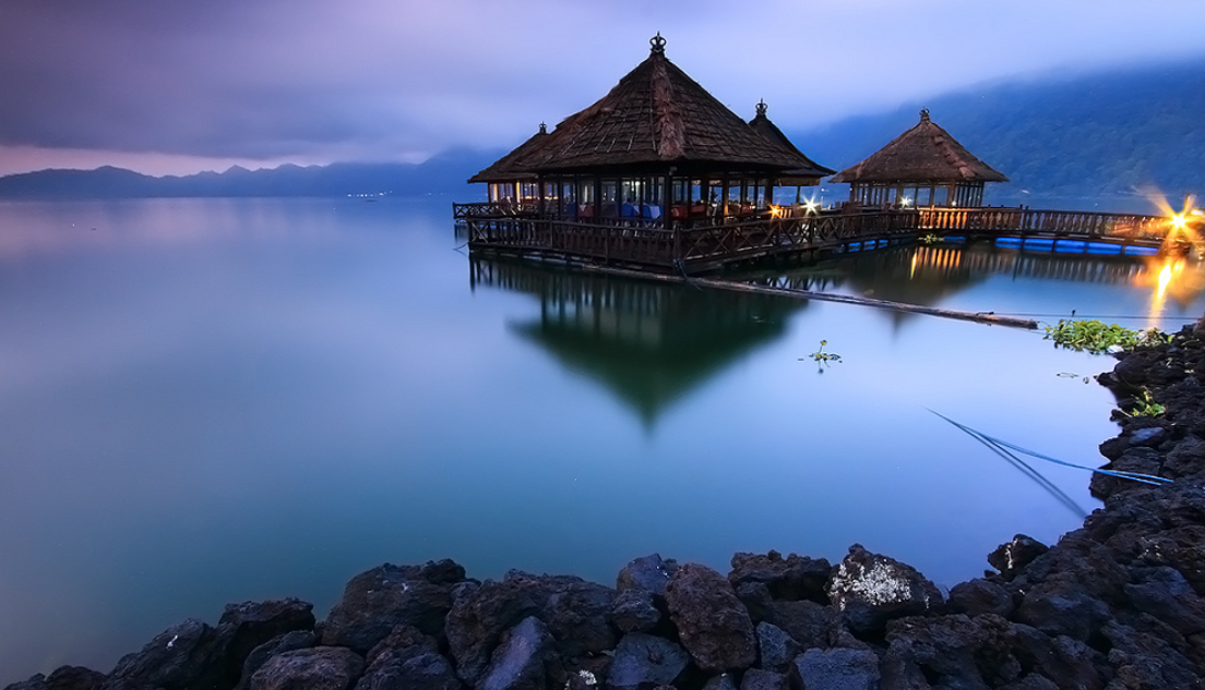 Resto Apung merupakan restoran yang unik di Kintamani karena mengapung di atas Danau Batur dengan latar pemandangan alam dari Gunung Batur.