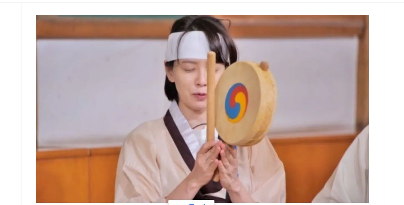 Song Ji Hyo memerankan Heungbu, yang melakukan tarian sogo, dalam The tale of Heungbu