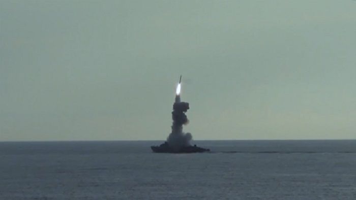 Kapal perang Rusia dari Laut Hitam menembakkan rudal ke objek militer Ukraina.*  