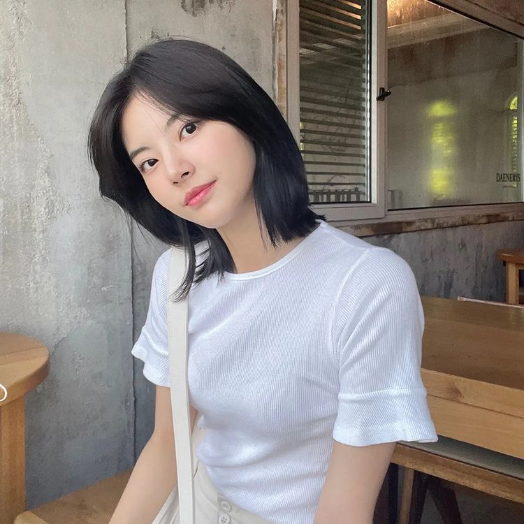 Hong Ye Ji Tampil Kasual dengan Kaus Putih