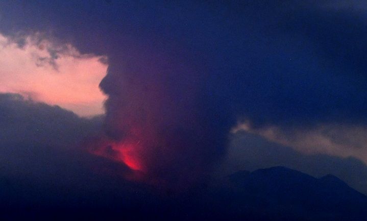 Sebuah tayangan gambar kamera jarak jauh menunjukkan letusan Sakurajima di Tarumizu, Prefektur Kumamoto, Jepang bagian barat, 24 Juli 2022. dalam foto ini diambil oleh Kyodo.