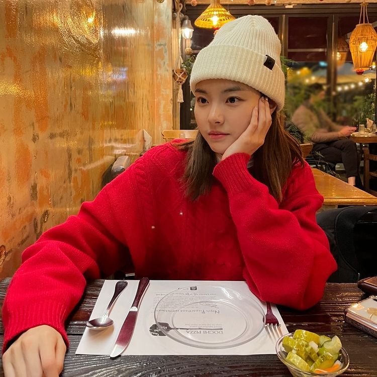 Hong Ye Ji dalam Balutan Sweater Merah