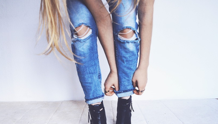 Ilustrasi DIY membuat celana jeans robek-robek.