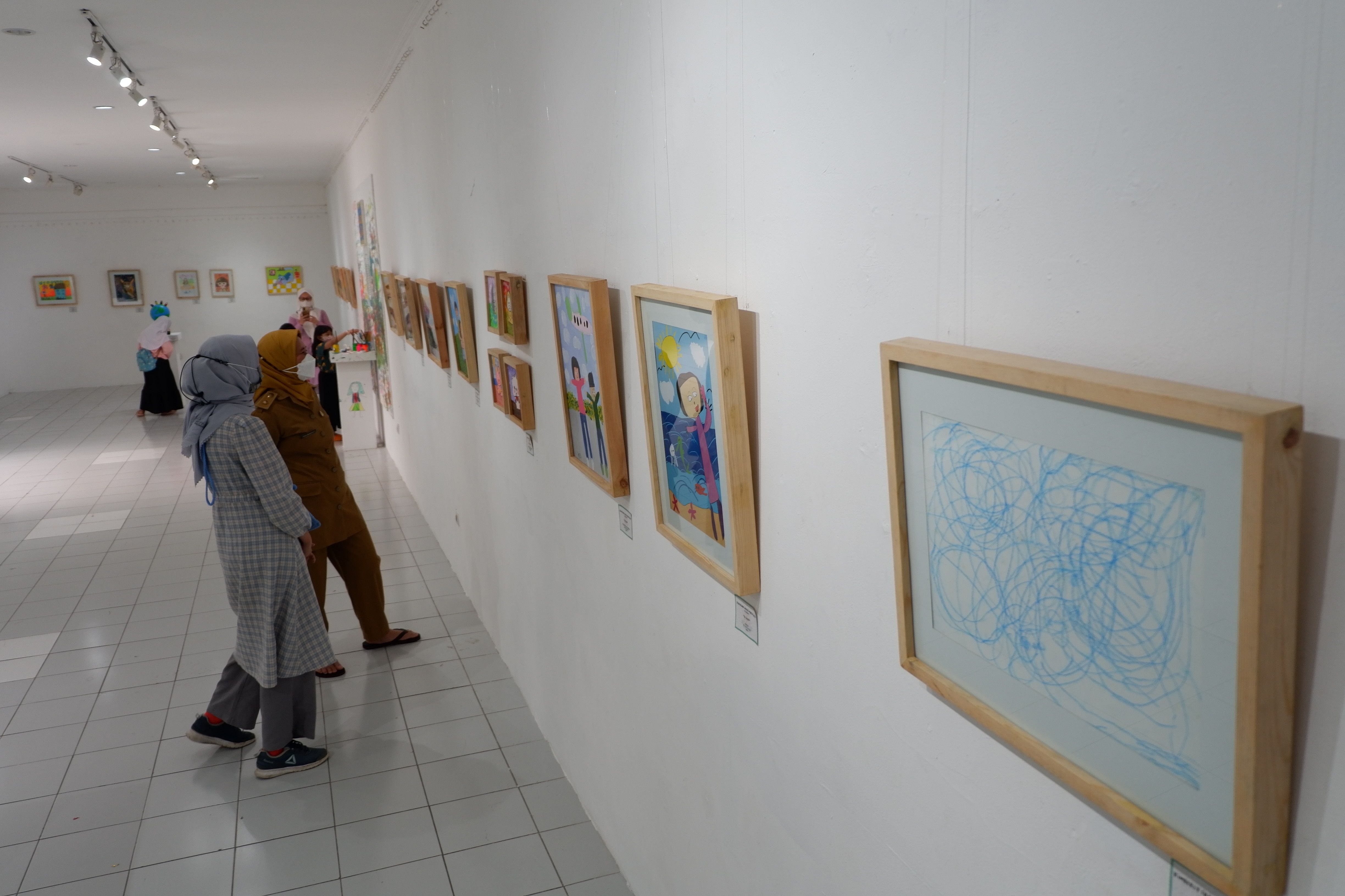 Sejumlah pengunjung mengapresiasi karya lukis dan gambar anak-anak pada  Pameran Seni Rupa Anak bertajuk Children’s Miracle bertempat di Galeri Thee Huis Taman Budaya Jawa Barat