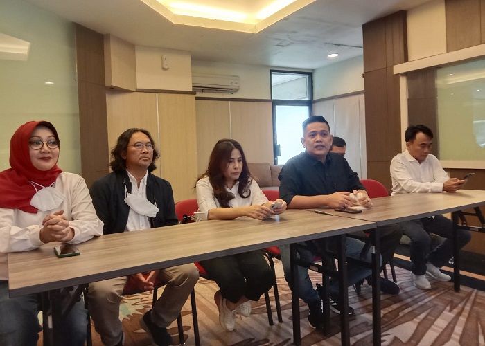 Ketua Panitia Nasional Musra Indonesia, Panel Barus (kedua dari kanan) memaparkan agenda Kick-Off Musra Indonesia I di Kota Bandung, Senin, 25 Juli 2022./Lucky M Lukman/Galamedianews