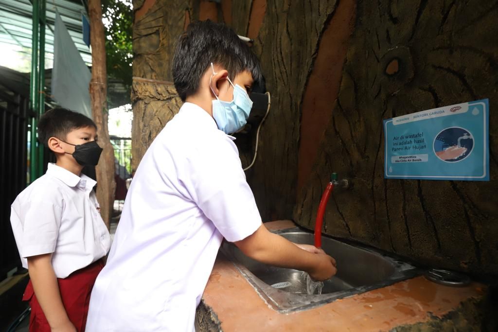 Murid SDI PB Soedirman sedang mencuci tangan menggunakan olahan air limbah yang berasal dari air hujan dan air cuci tangan