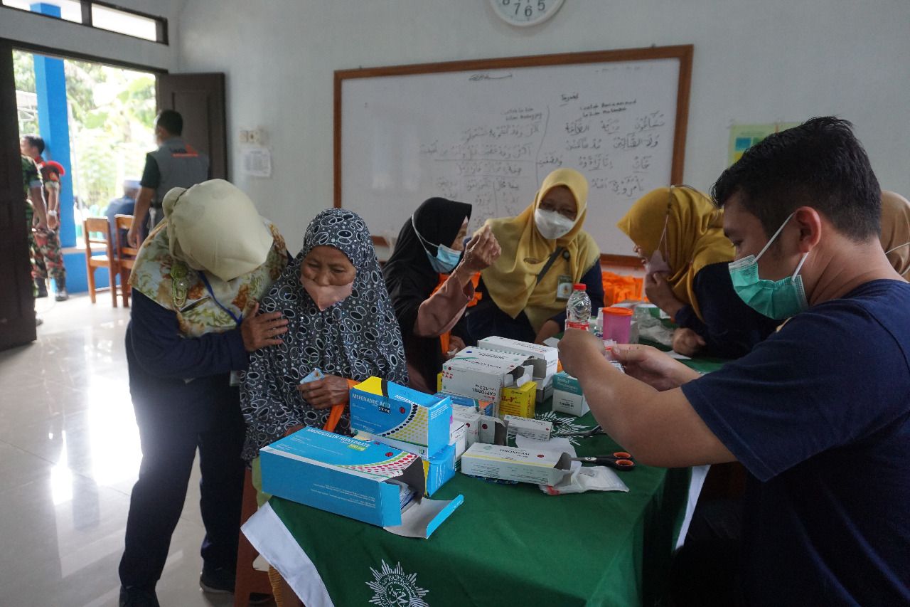 Pengobatan gratis dari RSI PKU Muhammadiyah Singkil di Desa Lebeteng Tarub