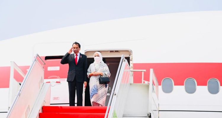 Potret Jokowi dan Iriana di bandara sebelum berangkat ke China.