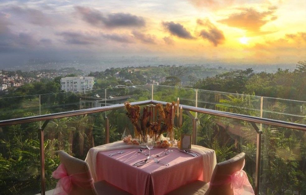 6 Rekomendasi Tempat Makan Malam Romantis dan Hits di Bandung - Desk