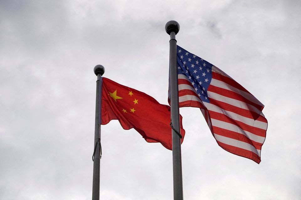 Bendera China dan AS berkibar di luar gedung perusahaan di Shanghai, China 16 November 2021.   