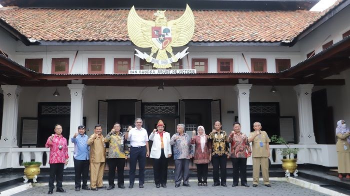 Foto bersama Kepala BPIP yang didampingi Sekretaris Utama BPIP Dr. Adhianti, S.I.P., M.Si dan jajaran saat mengunjungi jejak Sejarah Pengasingan Bung Karno dan Bung Hatta di Wisma Ranggam dan Bukit Menumbing.