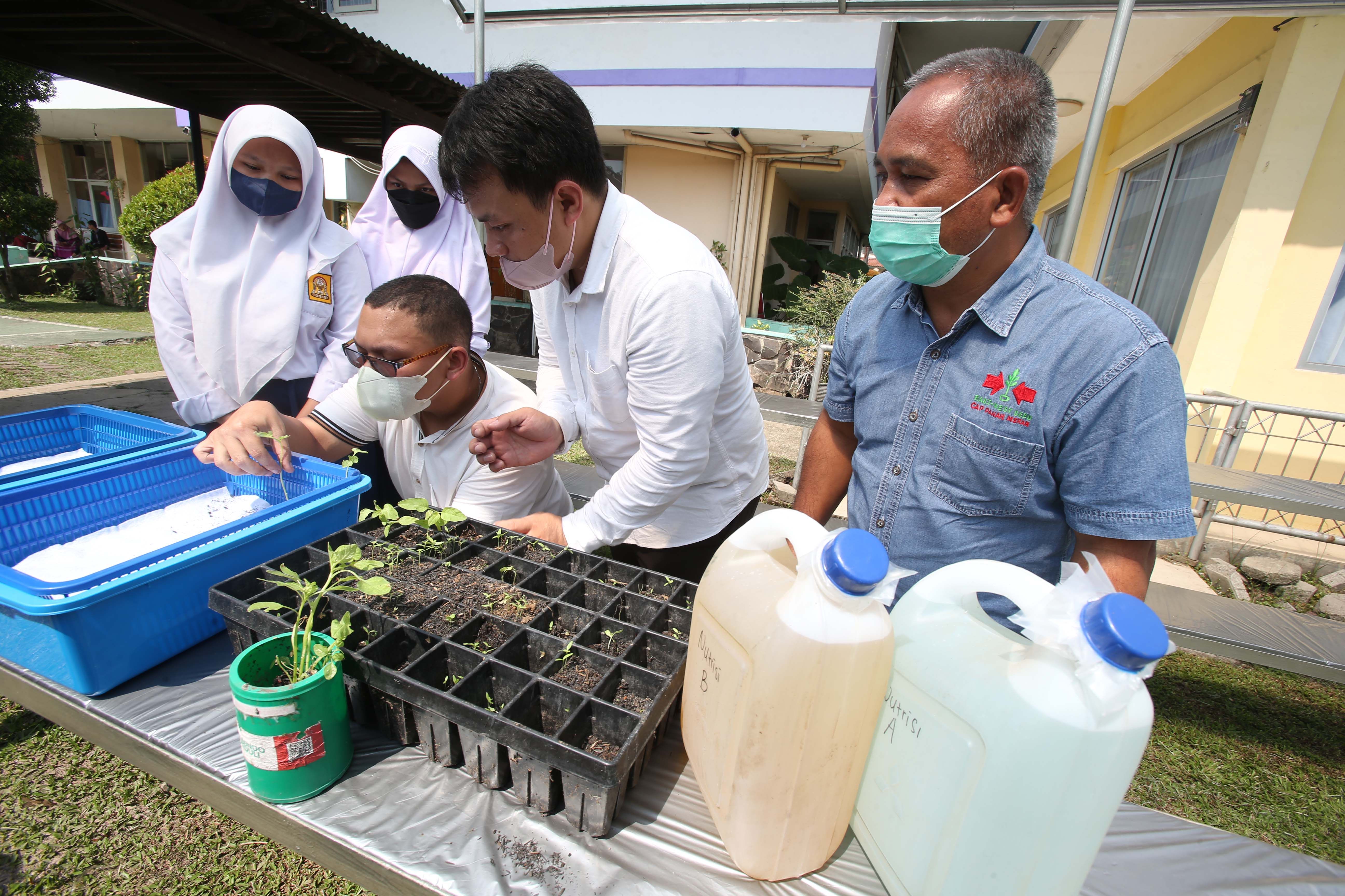Siswa SLB G Yayasan Bhakti Mitra Utama (YBMU) mengikuti pelatihan teknik menanam beragam sayuran daun seperti bayam, kangkung, pak choy, dengan sistem urban farming dan hidroponik, di Jalan Kiastramanggala, Baleendah, Kabupaten Bandung, Rabu, 27 Juli  2022. 