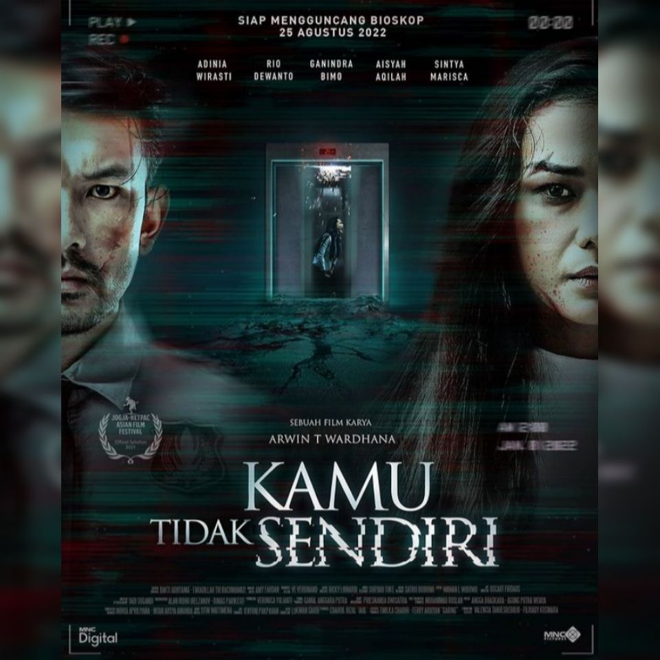 Official Theatrical Poster Film Kamu Tidak Sendiri, yang dibintangi Adinia Wirasti dan Rio Dewanto