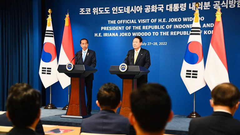 Presiden Joko Widodo saat menyampaikan pernyataan pers bersama Presiden Yoon Suk-yeol usai melakukan pertemuan bilateral di Kantor Kepresidenan Yongsan, Seoul, 28 Juli 2022. 