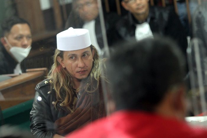 TERDAKWA kasus dugaan penyebaran berita bohong Bahar Bin Smith mendengarkan pembacaan tuntutan dari Jaksa Penuntut Umum (JPU) di ruang sidang di Pengadilan Negeri Bandung, Jalan L.L.R.E Martadinata, Kota Bandung, Kamis, 28 Juli 2022./Darma Legi/Galamedianews
