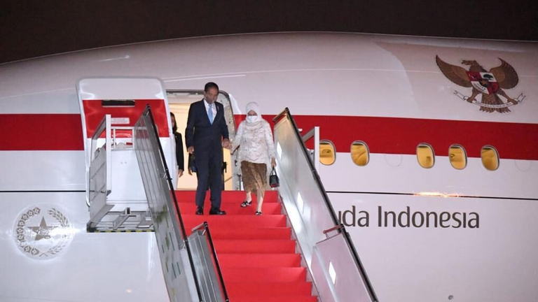 Presiden Joko Widodo dan Ibu Iriana Joko Widodo beserta rombongan tiba di Bandara Internasional Soekarno-Hatta, Tangerang, pada Jumat dini hari, 29 Juli 2022, setelah melakukan kunjungan kerja ke tiga negara di kawasan Asia Timur yaitu Republik Rakyat Tiongkok (RRT), Jepang, dan Korea Selatan.
