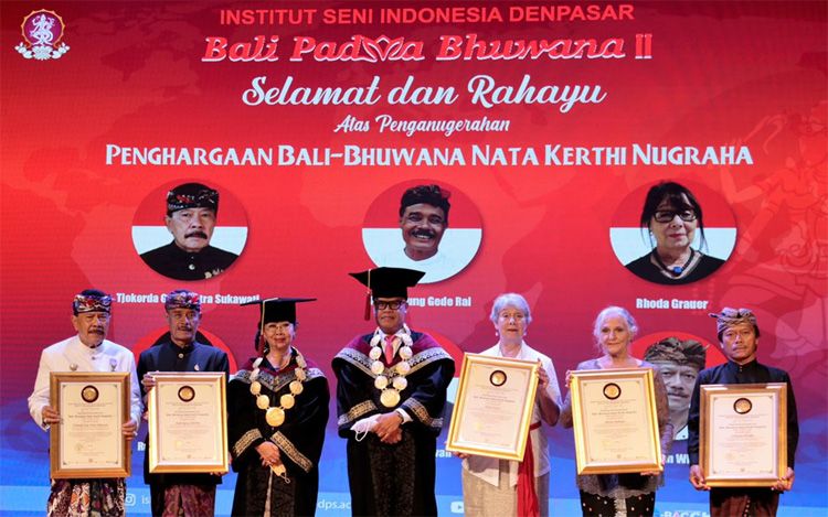 Rektor ISI Denpasar Prof Wayan Kun Adnayna bersama penerima penghargaan Bali-Bhuwana Nata Kerthi Nurgaha. 