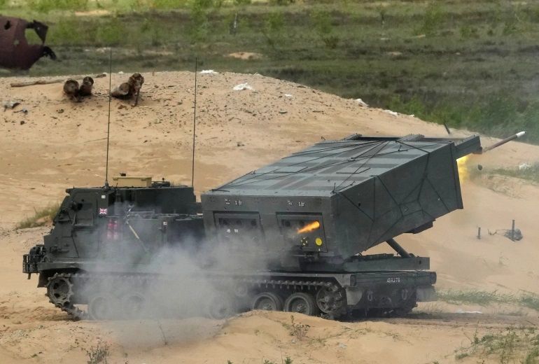 M270 Multiple Launch Rocket System (MLRS) tentara Inggris menembak selama latihan militer Summer Shield 2022 di pangkalan militer Adazi, Latvia.*  
